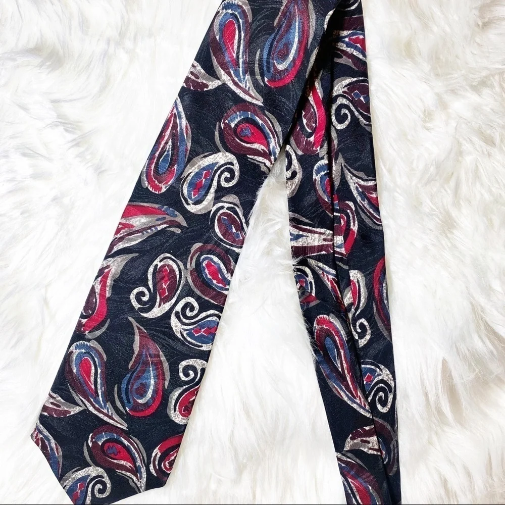 BLOOMINGDALES 100%‎ Italian Silk Vintage Red & Black Paisley Neck Tie